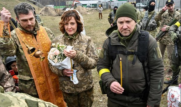 Dasmë edhe në kohë lufte, çifti i ushtarakëve ukrainas martohen në Kiev kiev 2