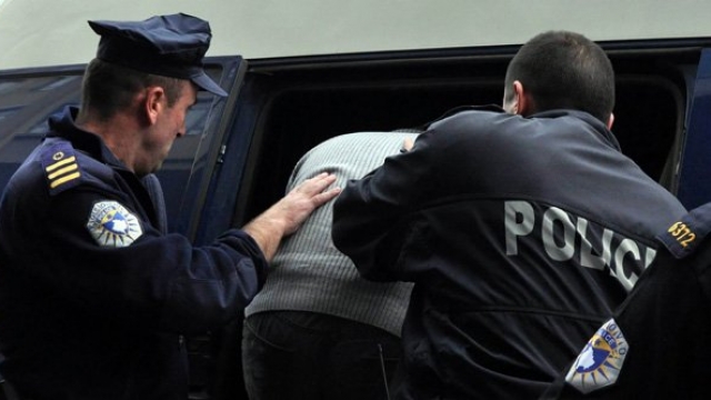 Vjehrri dhe dhëndri godasin njëri-tjetrin me thikë kosovo police