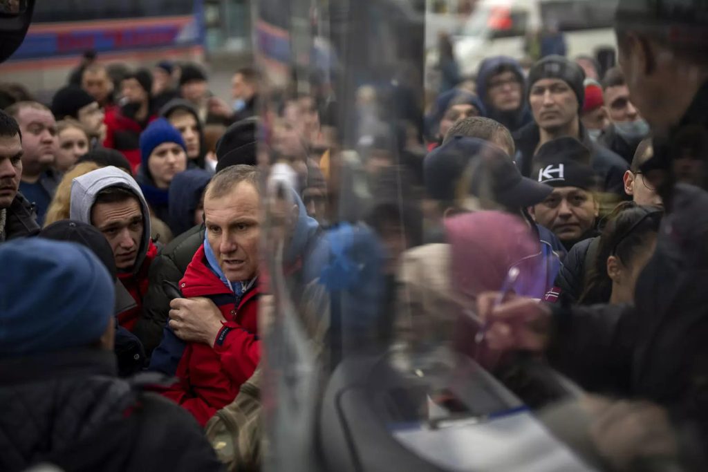 Polonia ka pritur 2 milionë ukrainas të larguar nga lufta që prej fillimit të pushtimit kyiv people struggle to get on a bus as they try to leave kyiv ukraine russi
