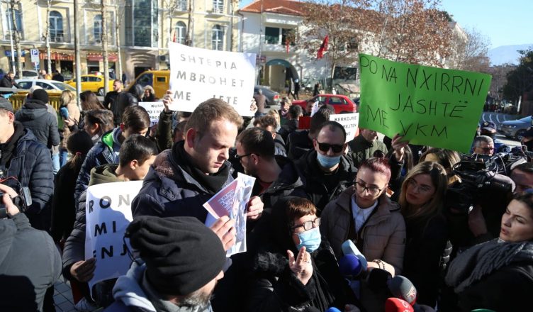 Protestë para parlamentit: Banorët e “5 Majit” dhe të “Unazës së Madhe” thirrje qytetarëve të mos rrinë në shtëpi liza 1 752x440 1