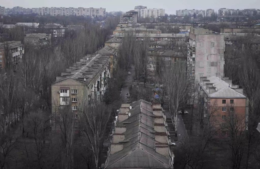 Pse qyteti i Mariupolit ka rëndësi për Rusinë? mariupol apartment buildings are seen in city of mariupol ukraine russia has