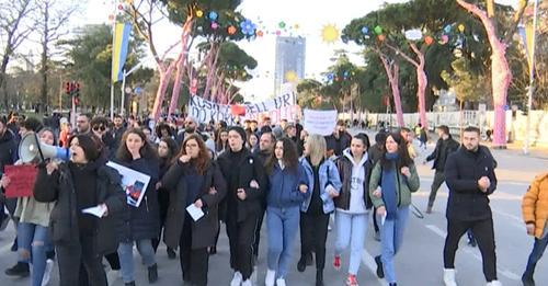 Nis protesta e gjashtë kundër rritjes së çmimeve, qytetarët mblidhen para Kryeministrisë marsh