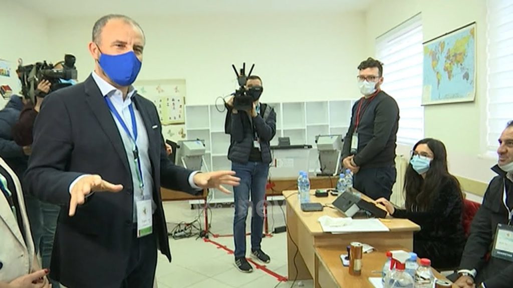 Durrës/ Ambasadori Soreca ndjek nga afër procesin, i bën apel anëtarëve për durim maxresdefault 1