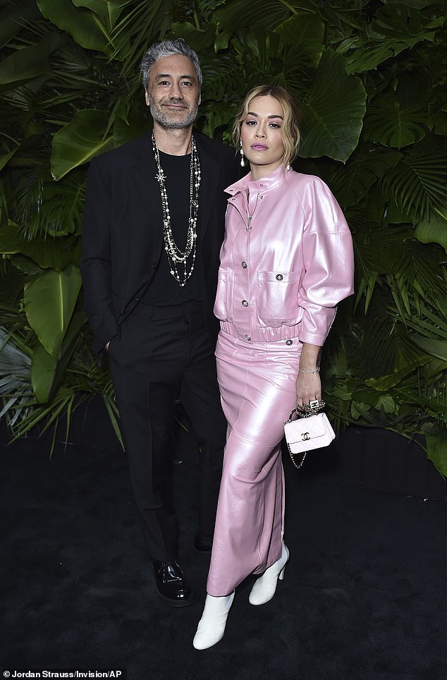 Rita Ora shkëlqen në krah të të dashurit Taika Waititi 1 ora6