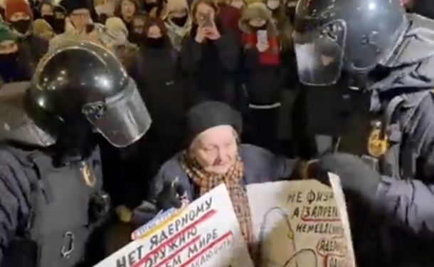 VIDEO/ I mbijetoi rrethimit të Leningradit, policia arreston 77-vjeçaren se protestoi kundër luftës paka 610x375 1
