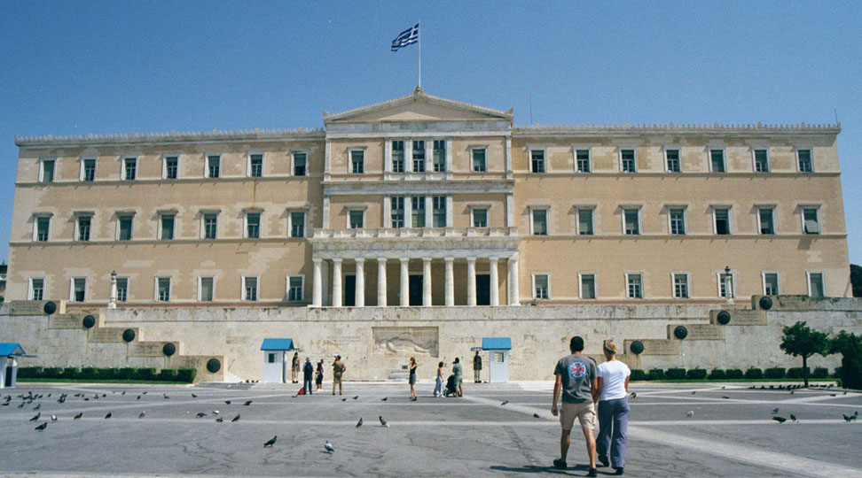Pritet që Greqia të marrë disa vendime të reja lidhur me pensionet për emigrantët shqiptarë parliament