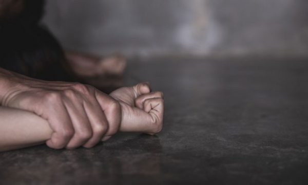 Pranga 20-vjeçarit që abuzoi me të miturën në Tiranë perdhunim