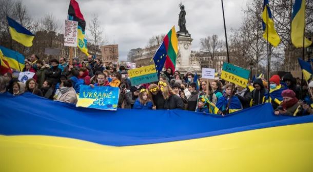 Imazhe/ Evropa protesta ndaj Rusisë, mijëra njerëz në sheshe kundër pushtimit të Ukrainës 1 pi