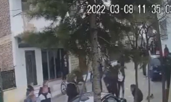 Momenti i frikshëm kur adoleshenti goditet me thikë në mes të rrugës pogradec