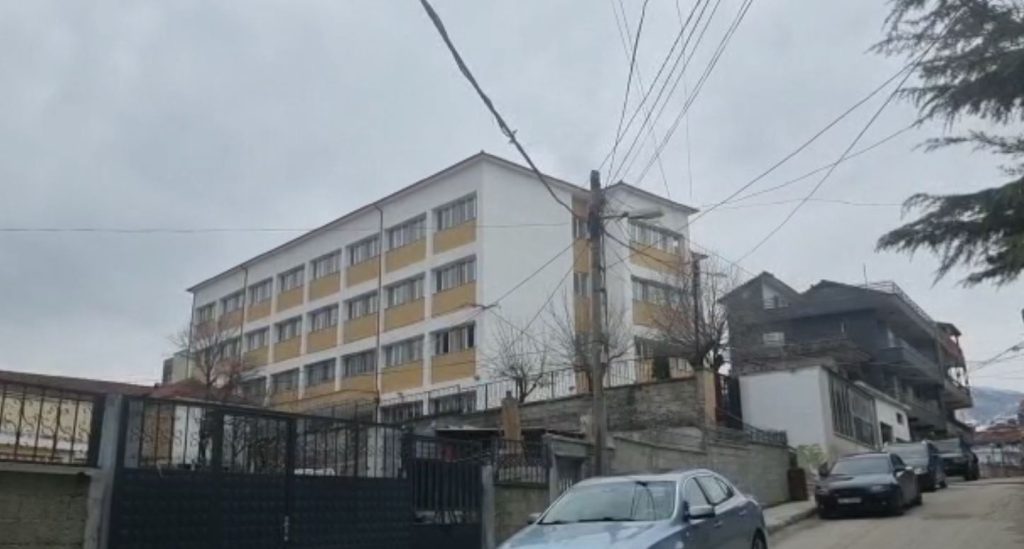 Sherr për rrjetet sociale mes dy adoleshentëve, plagoset me thikë njëri prej tyre pogradec