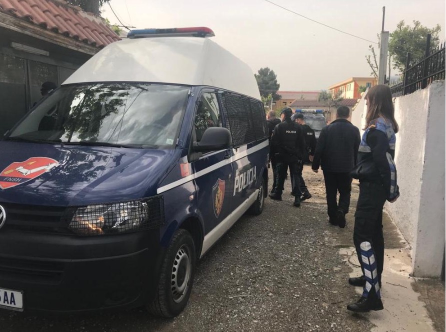 Tentuan t’i shpëtojnë arrestimit, dy të rinjtë nga Korça marrin përpara me makinë policin policia 1 1
