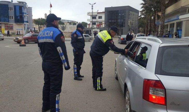 S’vendosnin gjoba, por iu merrnin para shoferëve, arrestohen 2 punonjës të policisë rrugore policia rrugore 730x480 730x433 1 1