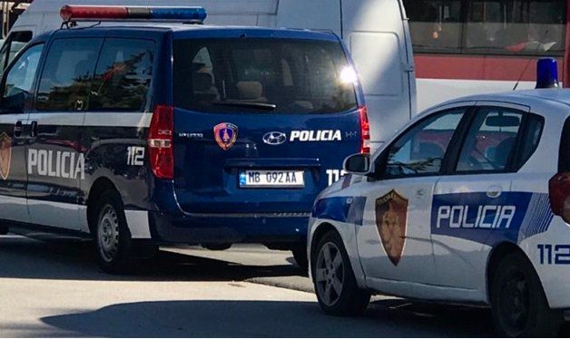 Goditet me thikë efektivi i policisë në Kamëz, arrestohet një 22-vjeçare policia tirane 1