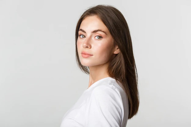 Ja cilat janë tre llojet e femrave të cilave meshkujt u qendrojnë larg edhe pse i duan portrait confident beautiful brunette woman turning face camera with dreamy look white 1258 19144