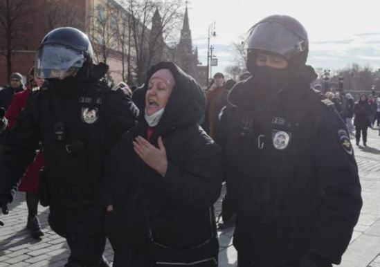 Rusi, numër i lartë arrestimesh për protestat kundër luftës në Ukrainë 3 protesta 1