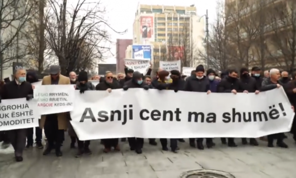 Rritja e çmimeve ngjall protesta edhe në Elbasan, qytetarët bllokojnë qarkullimin rrugor protesta 2 600x360 2