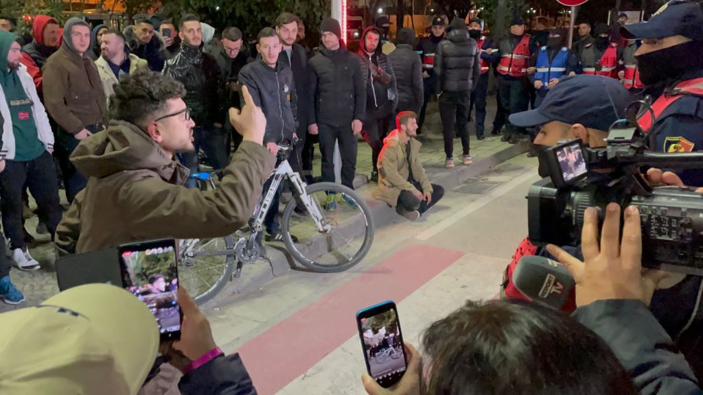 Protesta kundër çmimit të naftës, Policia thirrje qytetarëve: Mos u përfshini në akte dhune protesta rritja e cmimit te naftes unaza 3