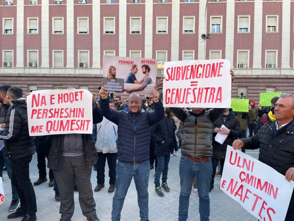 “Erdha nga Laçi pa X5”- Qytetarët protestojnë para kryeministrisë kundër rritjes së çmimit të naftës 4 protesta tirane cmimi i naftes 1