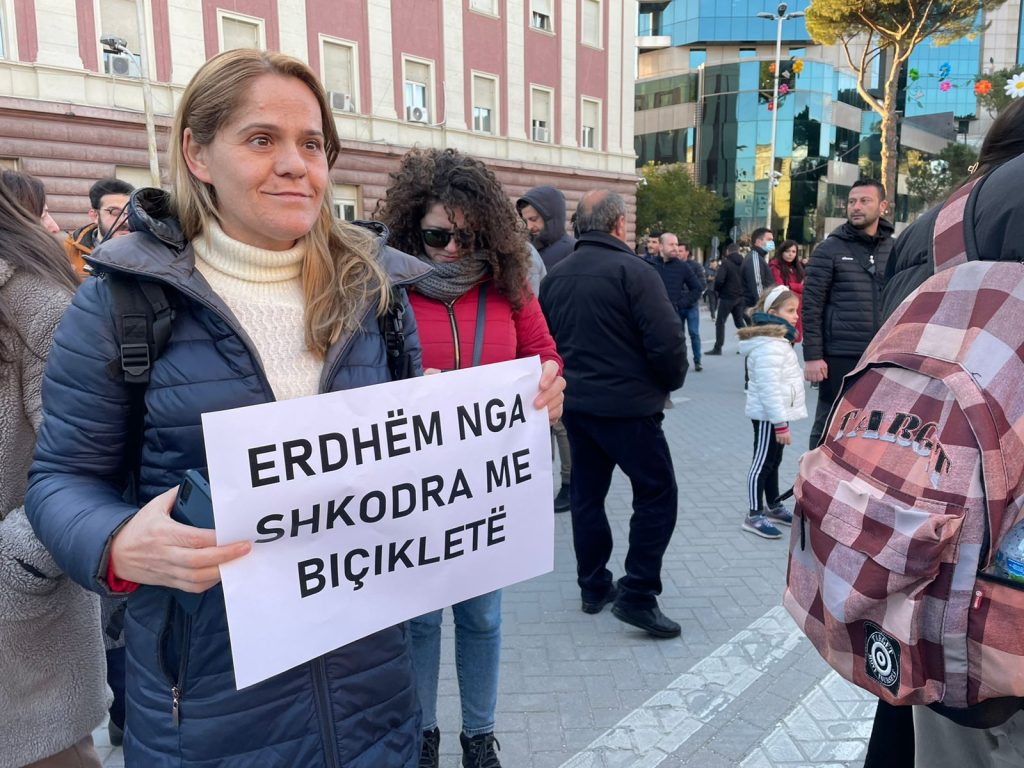 “Erdha nga Laçi pa X5”- Qytetarët protestojnë para kryeministrisë kundër rritjes së çmimit të naftës 2 protesta tirane cmimi i naftes 4