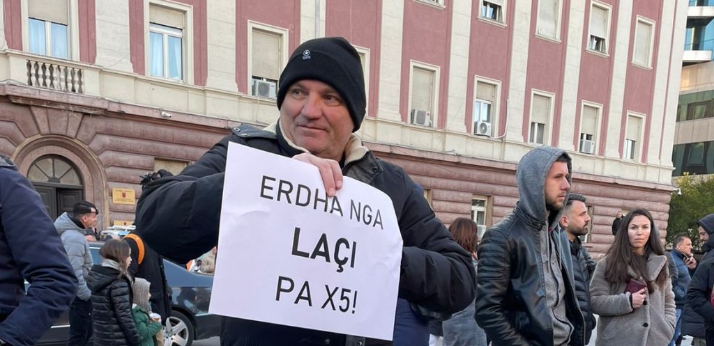 “Erdha nga Laçi pa X5”- Qytetarët protestojnë para kryeministrisë kundër rritjes së çmimit të naftës protesta tirane cmimi i naftes 5 1