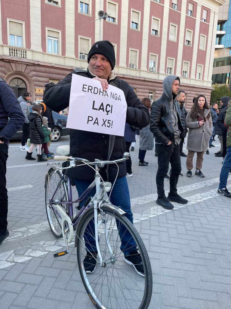 “Erdha nga Laçi pa X5”- Qytetarët protestojnë para kryeministrisë kundër rritjes së çmimit të naftës 1 protesta tirane cmimi i naftes 5
