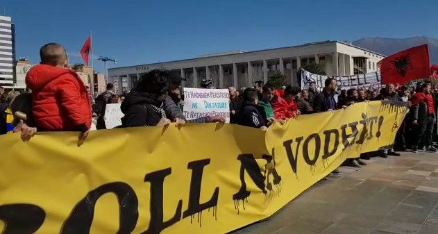 Protestuesit: Do qëndrojmë para Kryeministrisë 24 orë, fikim mikrofonin… protesta3 1