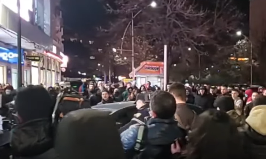Protestuesit thirrje drejtuesve të mjeteve të fikin makinat proteste