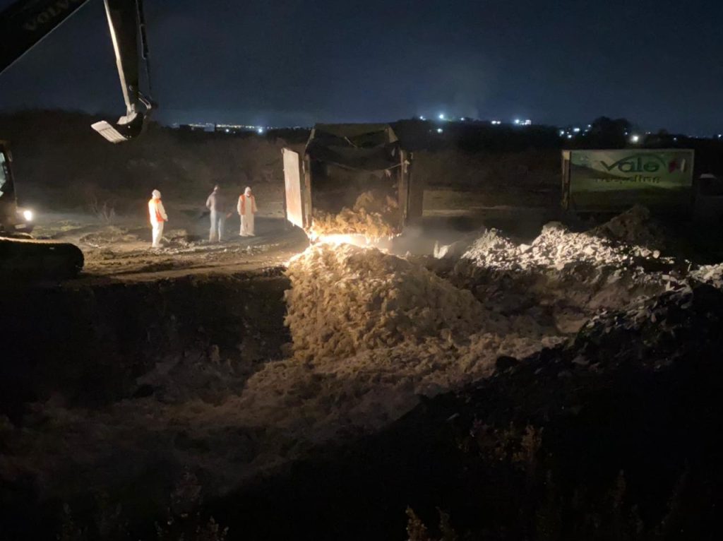 Foto/ Mijëra pula të ngordhura si pasojë e gripit të shpendëve groposen gjatë natës 1 pulat e ngordhura 2