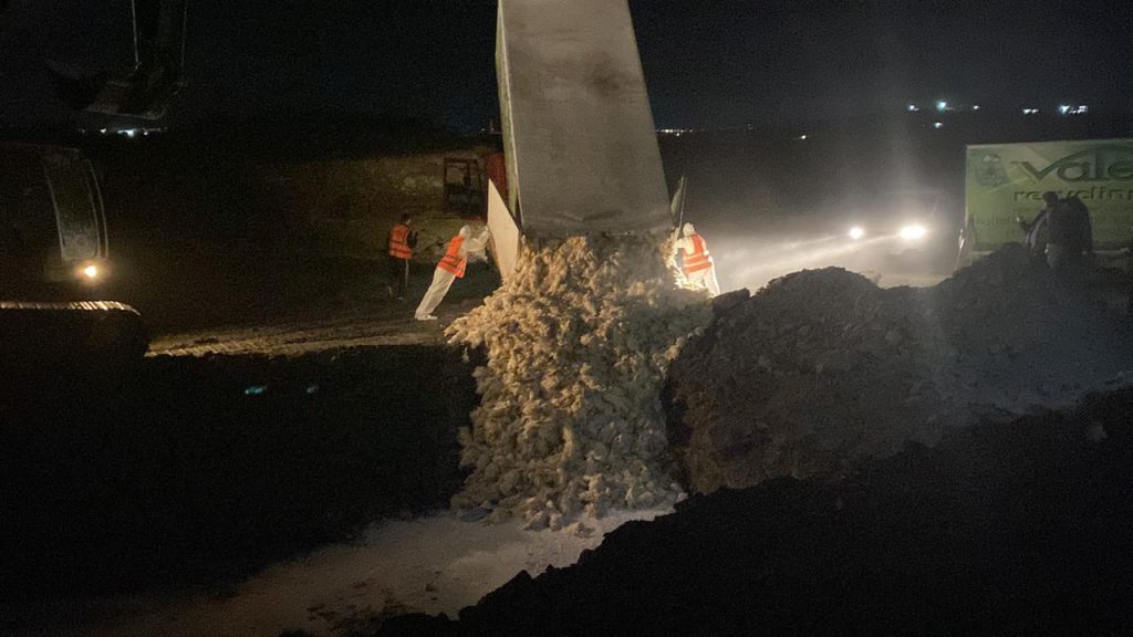 Foto/ Mijëra pula të ngordhura si pasojë e gripit të shpendëve groposen gjatë natës pulat e ngordhura 3 1