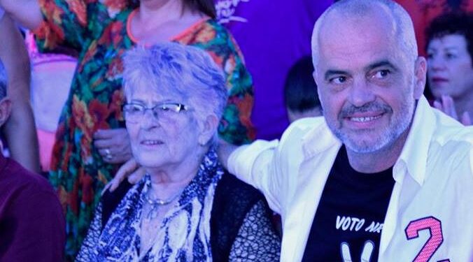 “Janë lulet më të bukura në botë”, Rama: Uroj nënën time në qiell dhe… rama aneta 676x375 1