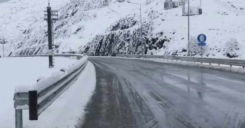 Vështirësohet lëvizja në bypass-in e rrugës së Arbrit, policia thirrje qytetarëve: Bëni kujdes reshje
