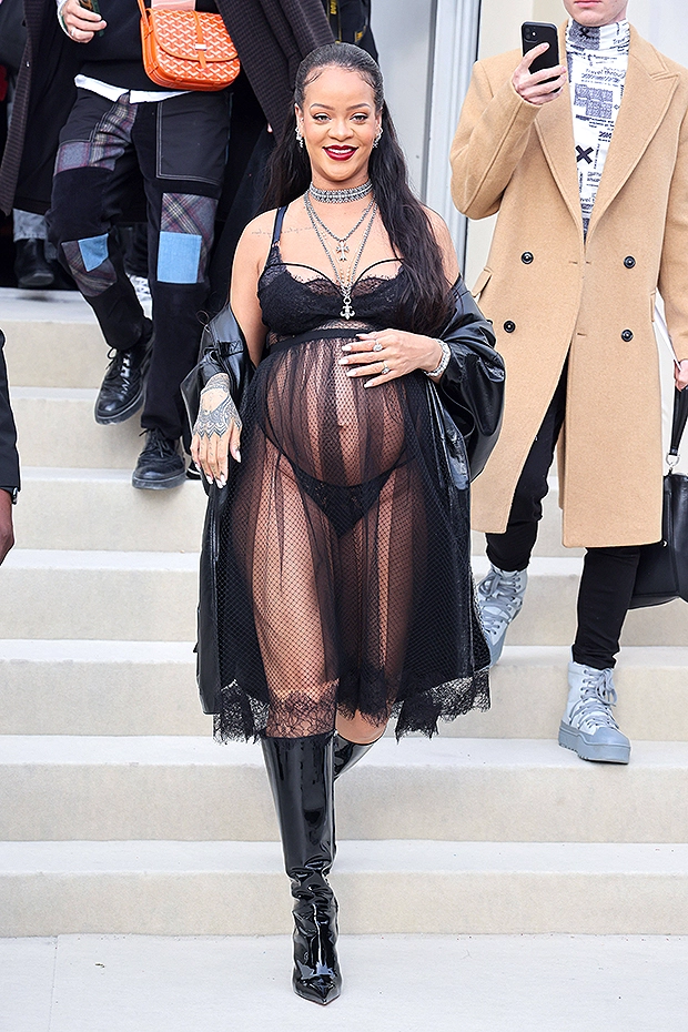 Paparazz-et kapin Rihannën teksa ble rroba për fëmijë, fansat aludojnë për gjininë 2 rihanna Hints Shes Expecting A Girl shutter embed 2
