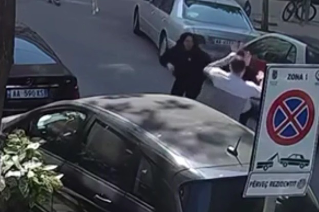 Video/ Godet me grushte vajzat në rrugët e Tiranës, 32-vjeçari është kthyer në makth për femrat rrahja