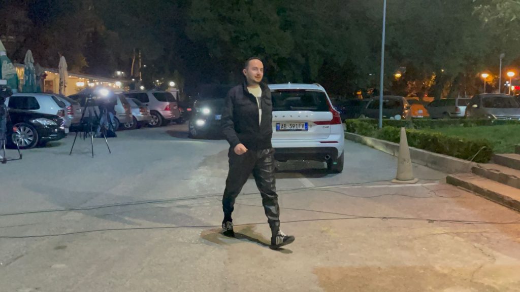 Debate për dyert e hekurit në selinë e PD. Salianji: Ta shpifin! Bardhi: S’ja vlen të merremi me këtë salia nii me atlete