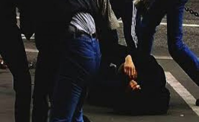 Delvinë/ Sherr mes 2 të rinjsh, 20 vjeçarin goditet me shufër hekuri në kokë sherri