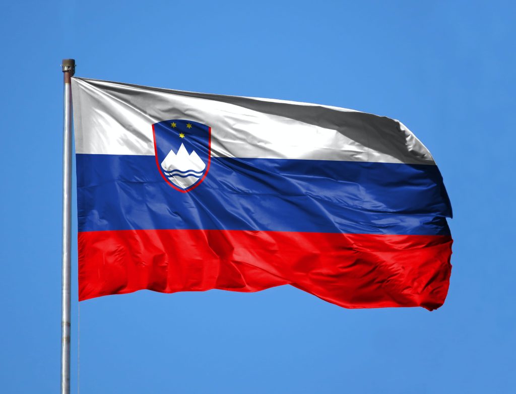 Sllovenia heq përkohësisht flamurin nga ambasada në Kiev për shkak se ngjan me atë rus shutterstock 1080584588