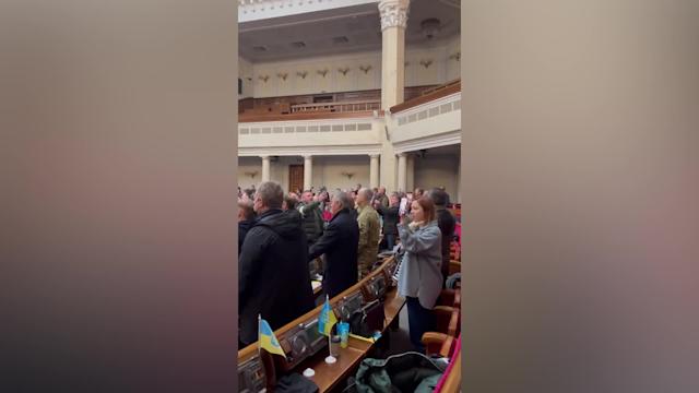 VIDEO/ Deputetët ukrainas mblidhen fshehurazi në Parlament dhe këndojnë himnin stream 1920x1080x0 v2 3 0 2