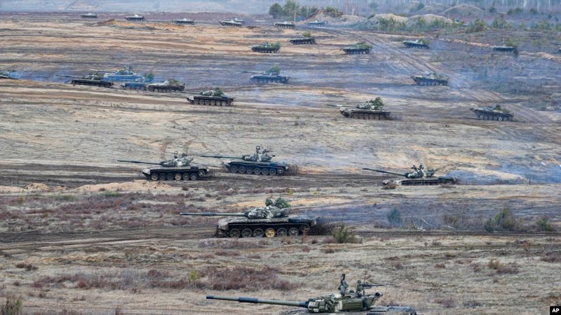 Video/ Çasti kur tanku rus “bëhet copë” nga ukrainasit me armën amerikane tanke