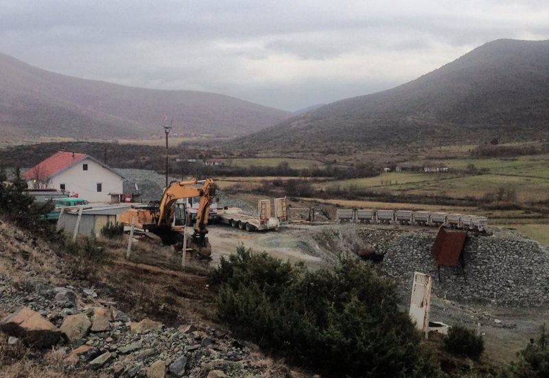 Shembet galeria e kromit në Tropojë, bllokohen punëtorët tropoje galeri kromi