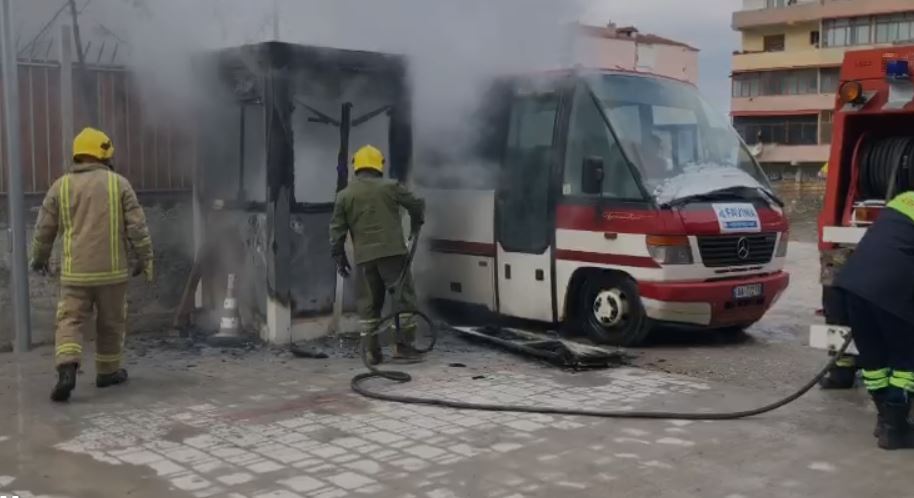 Zjarr në një bllok pallatesh në Korçë, zjarrfikësja në vendngjarje tytuyuii