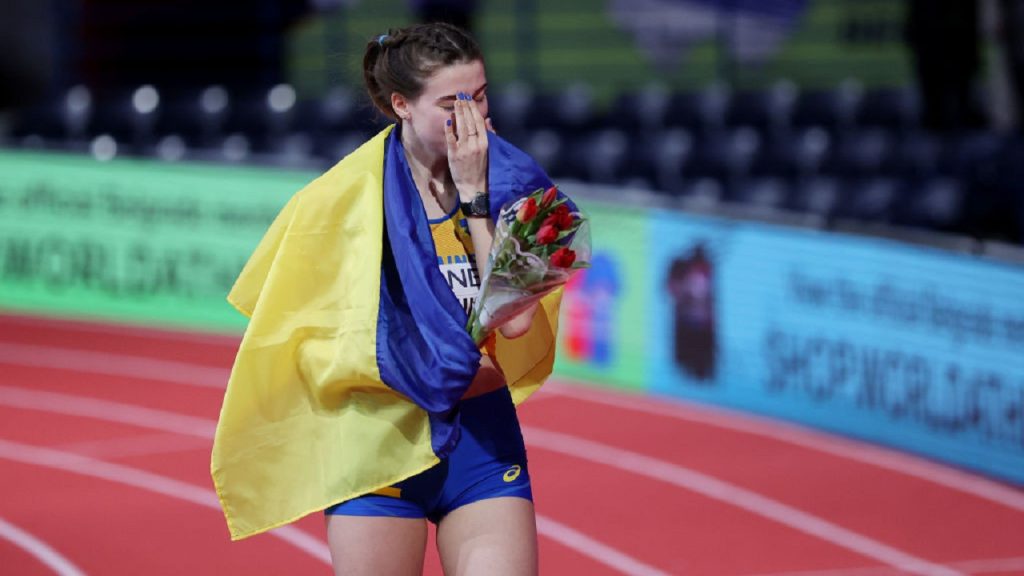 20-vjeçarja ukrainase fiton medaljen e artë, shpalos flamurin e vendit të saj mes lotësh uk3