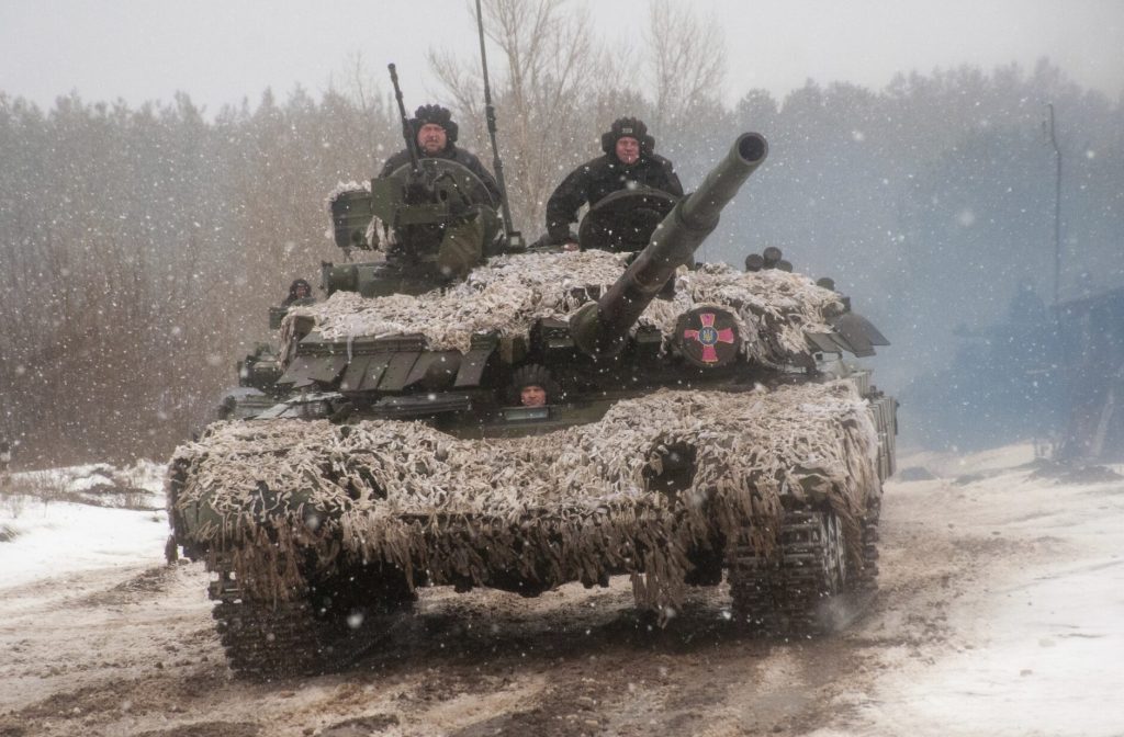 Kremlini mobilizon përforcimet, Rusia po zhvendos trupat nga Gjeorgjia në Ukrainë ukraine tank military drills 1880x1233 1