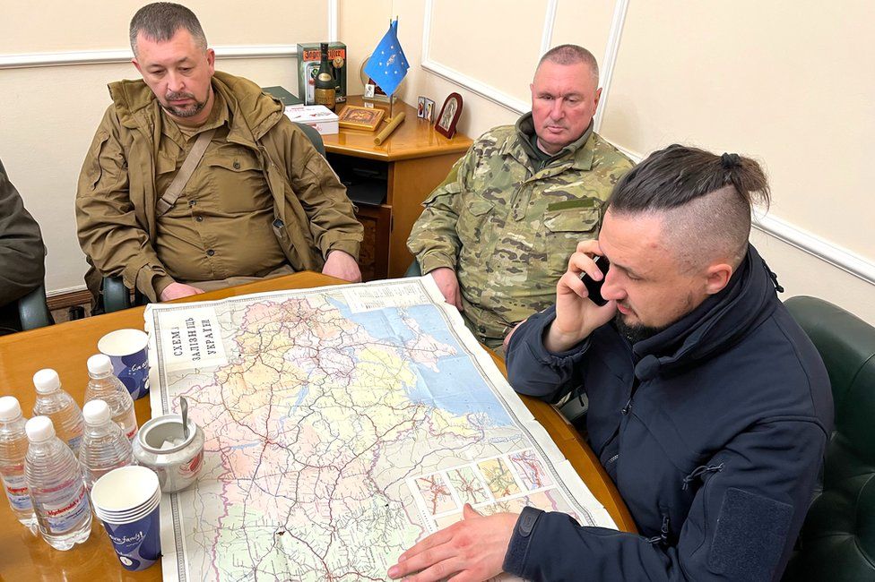 “Duhet të jemi më të shpejtë se rusët që na gjurmojnë!” Misioni i rrezikshëm i punonjësve të hekurudhës në Ukrainë ukraine train