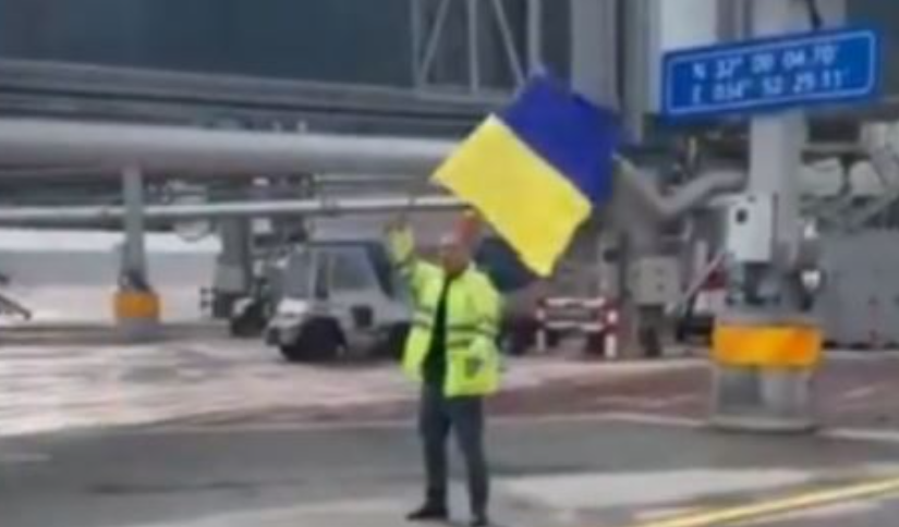 VIDEO/ Izraeliti tallet me avionin rus, e sinjalizon me flamur të Ukrainës ukraine