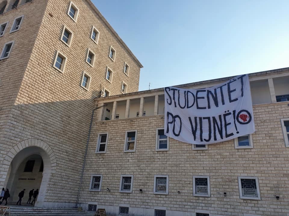 Tiranë/ Studentët protestojnë për rritjen e çmimeve: Të përgjysmohen tarifat univerasiteti proteste