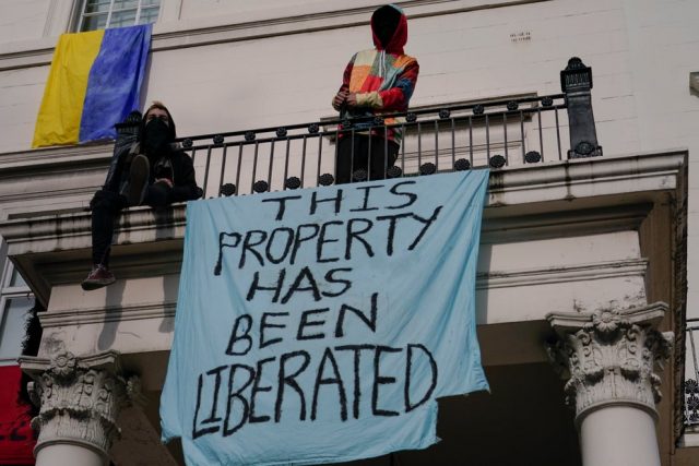 Angli/ Protestues pro-ukrainas “pushtojnë” rezidencën e oligarkut rus urnpublicidap.org374a944b5b0e434e9840ccdedc9dff8e 640x427 2