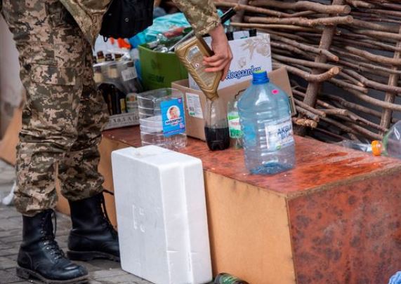 Ukrainasit përgatisin 10 mijë koktej molotov: Gati t’ua hedhim rusëve uuu
