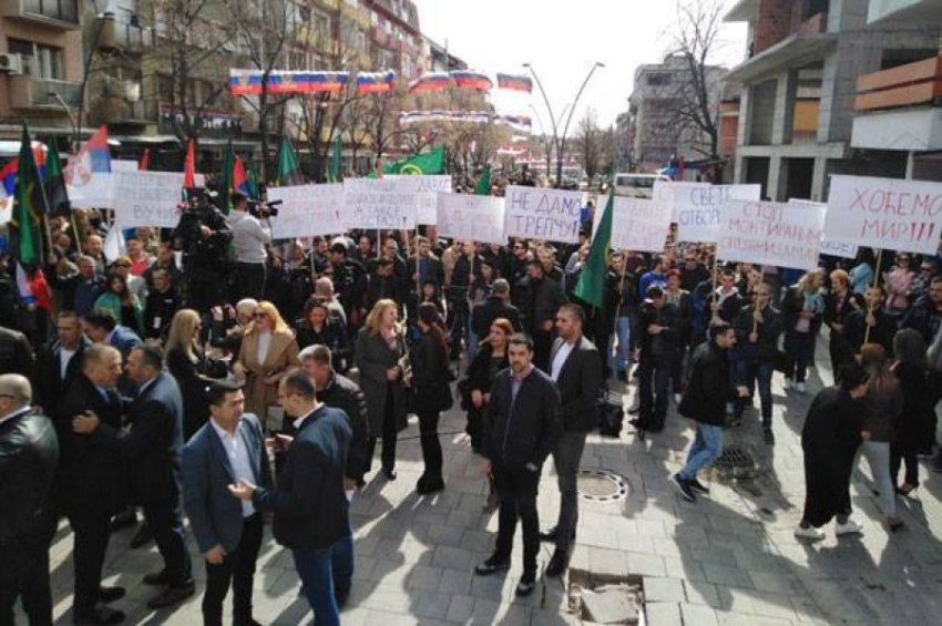 Protestat në Kosovë, 10 autobusë me protestues nga Serbia arrijnë në Mitrovicën e Veriut veri protesta