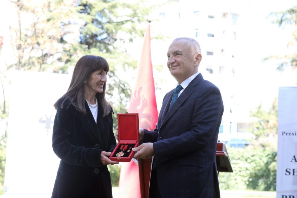 Presidenti Meta dekoron kompozitoren e mirënjohur me titullin “Mjeshtër i Madh” 278705112 532828021545771 1743118094747871169 n
