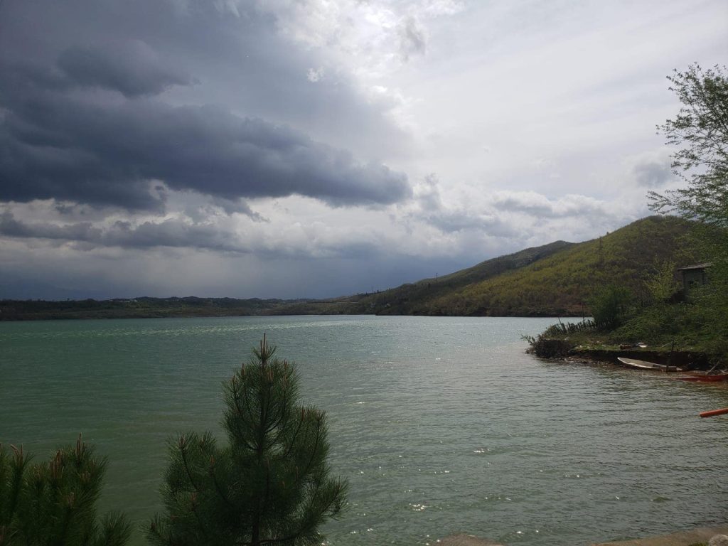 Bashkia Mat pasuron liqenin e Ulzës me 40 mijë rasat peshku, kryebashkiaku Malaj: Shumë shpejt dhe 40 mijë të tjerë 278899460 417763973682157 7533129531721700582 n